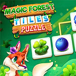 Egy színes, rajzolt jelenet erdei tündérrel, rókával, négyzet alakú lapokkal, amelyeken bogyók, gomba, lóhere és makk látható, valamint egy fa tábla „Magic Forest Tiles Puzzle” felirattal