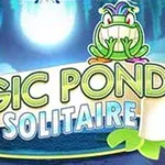 Egy színes grafika zöld békával, holdfényben, a Magic Pond Solitaire felirattal