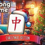 Karácsonyi hangulatú szoba, kandallóval és feldíszített karácsonyfával, középen egy piros kínai karakter díszíti a mahjong lapot Mikulás sapkával