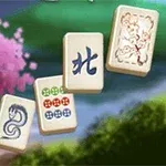Négy mahjong lapka különböző mintákkal egy zöld és rózsaszín háttér előtt