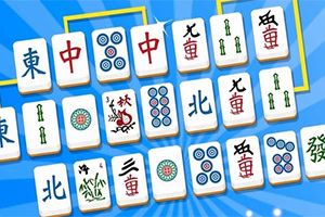Kék háttér előtt elrendezett mahjong kövek különböző szimbólumokkal és kínai írásjelekkel
