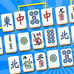 Kék háttér előtt elrendezett mahjong kövek különböző szimbólumokkal és kínai írásjelekkel