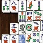 Mahjong játék lapjai különböző mintákkal és szimbólumokkal egy fa mintás háttér előtt