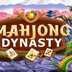 Egy fából készült, MAHJONG DYNASTY feliratú tábla központi helyen, körülvéve két sárkánnyal, cseresznyefák virágaival és három mahjong csempével