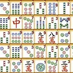 Különböző szimbólumokkal és írásjelekkel ellátott mahjong csempék elrendezése