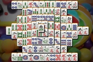 Mahjong lapokból álló kirakott mintázat különböző szimbólumokkal és színekkel
