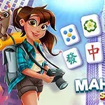 Fiatal lány hátizsákkal és fényképezőgéppel, mahjong csempékkel és felhőkarcolóval a háttérben