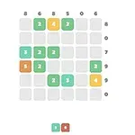 Egy 5x5-ös rács különböző színű és számértékű blokkokkal, háttérben szürke számokkal
