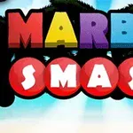 Színes betűkkel írt MARBLE SMASH felirat látható, piros körökkel az alsó részen, kék ég háttérrel