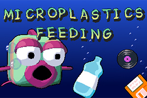 Rajzfilmszerű hal úszik különböző tárgyak, például műanyag palack, bakelitlemez és egy csomag mellett kék háttér előtt, a Microplastics Feeding szöveggel
