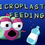 Rajzfilmszerű hal úszik különböző tárgyak, például műanyag palack, bakelitlemez és egy csomag mellett kék háttér előtt, a Microplastics Feeding szöveggel