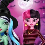 Két rajzfilmszerű karakter pózol egy holdfényes, rózsaszín háttér előtt, egyikük boszorkánykalapot és halloween dekorációs fülbevalókat visel