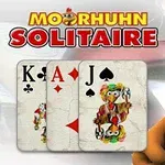 Rajzfilmes csirke karakter három francia kártyalappal (kőr Ász, pikk Bubi, treff Király) a „Moorhuhn Solitaire” felirat előtt