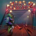 Egy motoros sisakot és zöld ruhát viselve, hátsó keréken motorozik egy fa hídon, a háttérben a MOTO MANIAC 2 felirat látható