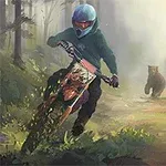 Motorkerékpáros sisakot viselő személy terepen motorozik egy erdőben, miközben egy medve követi
