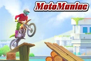 Egy motoros piros ruhában és sisakban ugrat át fatörzsekből álló rámpán a háttérben modern épületekkel
