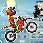 Egy motoros narancssárga ruhában száll a levegőben egy havas, karácsonyi díszítésű város felett, a háttérben karácsonyfával és napsütéssel