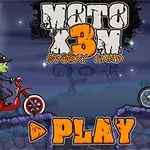 Egy boszorkány és egy töklámpás fejű alak motorozik egy éjszakai, kísérteties táj előtt, teljes holdfényben, a Play felirat alatt