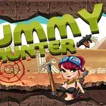 Rajzfilm stílusú karakter, puskával és fegyverekkel, nagy betűkkel kiírt Mummy Hunter felirat előtt egy sivatagi háttérrel