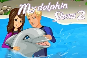 Egy fiú és egy lány a vízben egy delfinnel mosolyognak