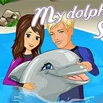 Egy fiú és egy lány a vízben egy delfinnel mosolyognak