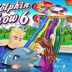 Két ember egy delfinnel medencében, háttérben színes csúszdák és pálmafák