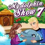 Két ember delfinnel játszik egy medencében, körülöttük trópusi környezet és állatok láthatók
