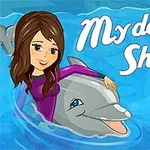 Lány delfinnel úszik, miközben a My Dolphin Show cím látható mellette, kék víz háttérrel