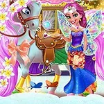Tündér szárnyakkal rendelkező lány áll egy rózsaszín sörényű póniló mellett, háttérben hintóval, virágokkal díszítve