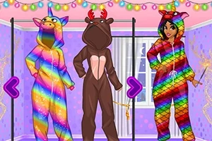 Három ember színes egyrészes pizsamában egy belső térben, az egyik egyszarvú, a másik rénszarvas, a harmadik sárkány mintájú pizsamát visel