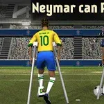 Két focista mankókkal áll a pályán, az egyik brazil mezben, a másik sötétkéknél