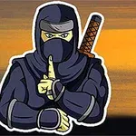 Rajzolt ninja sötét ruhában, karddal a hátán, amint egy ujját a szája elé tartja egy sivatagi naplemente előtt