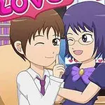 Két rajzfilmfigura egy irodai környezetben ül, egyikük mosolyogva a szájára teszi az ujját, miközben a másik szemüveget visel és mosolyog