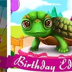 Zöld teknős rózsaszín-fehér tortán áll egy vidám, színes háttér előtt, Birthday Edition felirattal