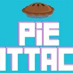 PIE ATTACK felirat vastag, fehér betűkkel kék háttér előtt, egy sütemény figurával a szöveg fölött