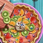 Gyümölcstorta szeletelt kiwivel, mandarinnal, eperrel és tejszínhabbal egy kék asztalon, mellette vágódeszka és kés