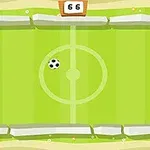 Zöld, miniatűr futballpálya közepén focilabdával, körülötte akadályokkal és pontszám kijelzővel