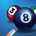 Három biliárdgolyó látható: középen egy nagy kék 8-as, mögötte egy piros 3-as és egy zöld 6-os, a bal alsó sarokban egy biliárddákó vége