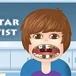Fiatal figura tátott szájjal fogorvosi rendelőben, miközben az írás: Popstar Dentist megjelenik mellette