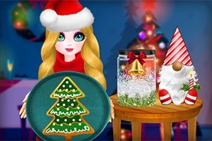 Egy szőke hajú, Mikulás sapkát viselő lány karácsonyfás mézeskaláccsal, mellette egy díszített üveg és egy karácsonyi manó