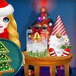 Egy szőke hajú, Mikulás sapkát viselő lány karácsonyfás mézeskaláccsal, mellette egy díszített üveg és egy karácsonyi manó