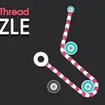 A fekete háttér előtt egy fehér-piros csíkos szál kacskaringózik, amely gombokon megy keresztül, mellette pedig a „Pull The Thread PUZZLE” felirat látható