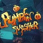 Töklámpásokkal körülvett, faragott betűkből álló Pumpkin Smasher felirat sötét, misztikus háttérrel