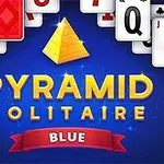 Kártyalapok és egy sárga piramis grafika a Pyramid Solitaire Blue felirattal kék háttéren