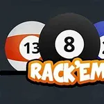 Három biliárdgolyó, a középső fekete 8-as, körülöttük a 13-as és 2-es számú golyók, alul Rackem felirat