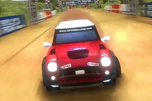 Rally Point 2 Piros autó halad homokos versenypályán, mindkét oldalán reklámokkal