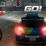 Rally Point Egy színes versenyautó áll a rajtvonalon éjszaka, felette nagy GO!