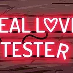 Neon fényekkel ábrázolt REAL LOVE TESTER felirat fa háttéren