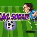 Két karikatúraszerű futballista szembenéz egymással egy zöld focipályán, a középpontban egy futball-labda és a REAL SOCCER felirat