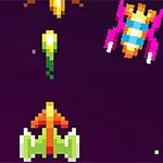 Pixeles űrhajók és ellenséges lények jelennek meg a sötét háttér előtt